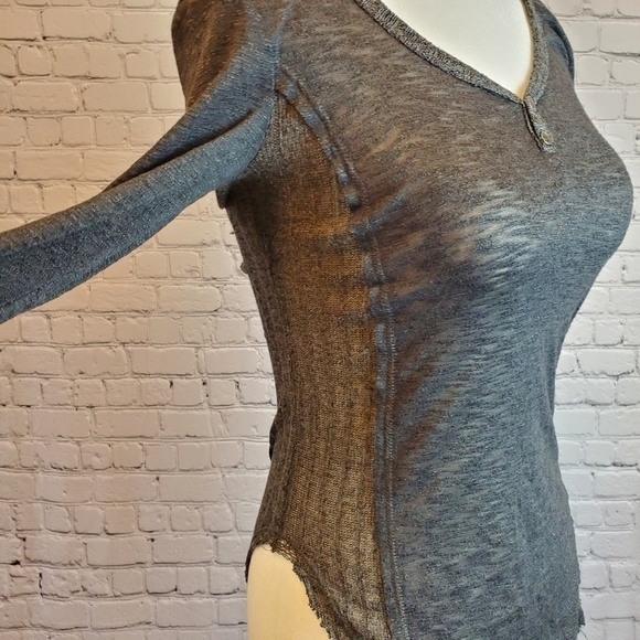 𝅺AEROPOSTALE 3 1/4 sleeve vee neck top sz. XS - Picture 2 of 5